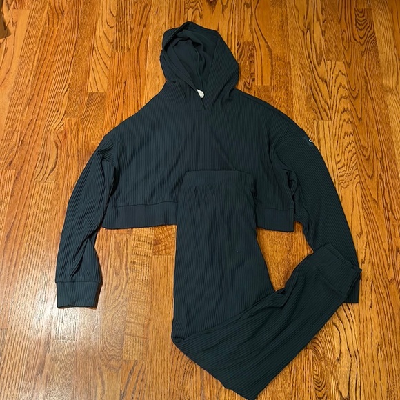 ALO Yoga Tops - ALO Yoga Woman’s Green Hoodie Set Size S